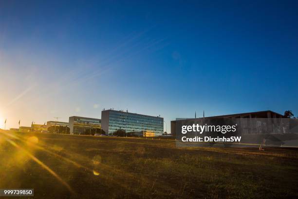 esplanada dos ministerios, brasilia, federal district, brazil. - south american flags stockfoto's en -beelden