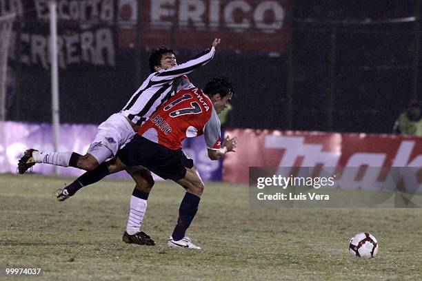 Omar Bravo of Chivas de Guadalajara fights for the ball with Wilson Pitoni of Libertad during a Libertadores Cup match at Defensores del Chaco...