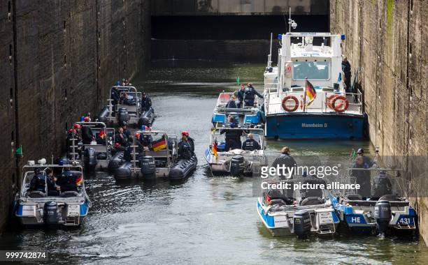 Several police ships, that escort the push boat Edda, used for another transport of castors with nuclear waste of energy company EnBW, arrive in the...