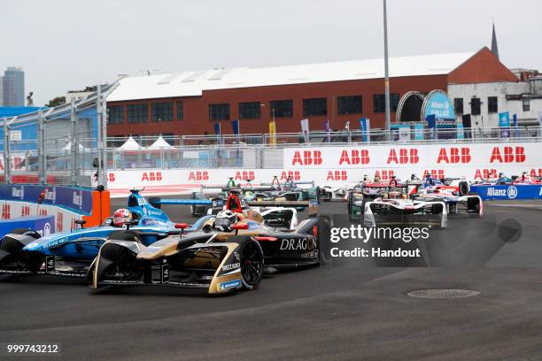 Andre Lotterer , TECHEETAH, Renault Z.E. 17, overtakes Sébastien Buemi , Renault e.Dams, Renault Z.E 17. On July 14, 2018 in New York, United States.