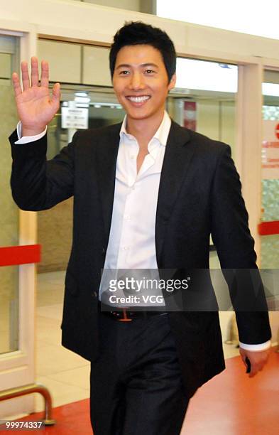 South Korea actor Lee Sang Woo arrives at Taipei airport on May 18, 2010 in Taipei, Taiwan of China.