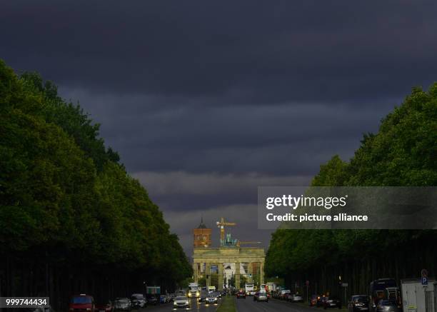 Dark clouds can be seen above the Brandenburg Gate in Berlin, Germany, 06 September 2017. Photo: Paul Zinken/dpa