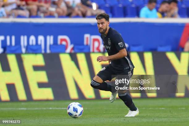 Sporting Kansas City midfielder Graham Zusi controls the ball during the second half of the Major League Soccer game between Sporting Kansas City and...