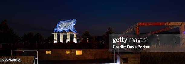 the grizzly bear sculpture at night, stuart park, kelowna city, - sturt park stock pictures, royalty-free photos & images