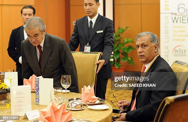 Malaysia's former prime minister Abdullah Ahmad Badawi sits next to Pakistan's former premier and finance minister Shuakat Aziz for lunch at the end...