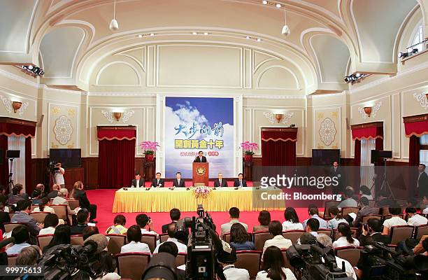 Ma Ying-jeou, Taiwan's president, center, speaks during a news conference in Taipei, Taiwan, on Wednesday, May 19, 2010. Taiwan's economy may have...