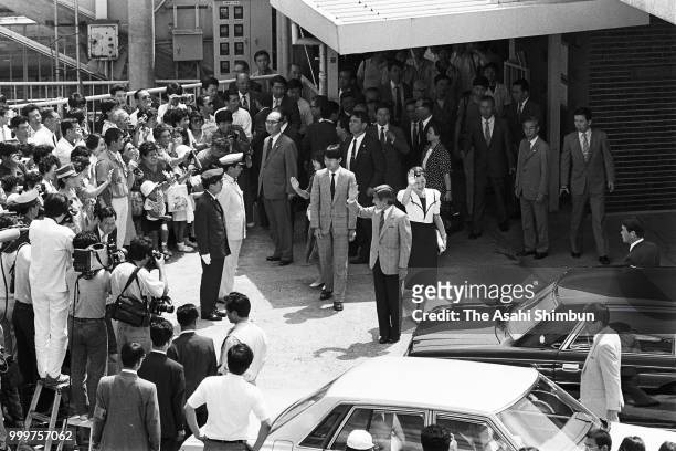 Crown Prince Akihito, Crown Princess Michiko, Prince Fumihito and Princess Sayako are seen on arrival at Karuizawa Station on August 7, 1986 in...