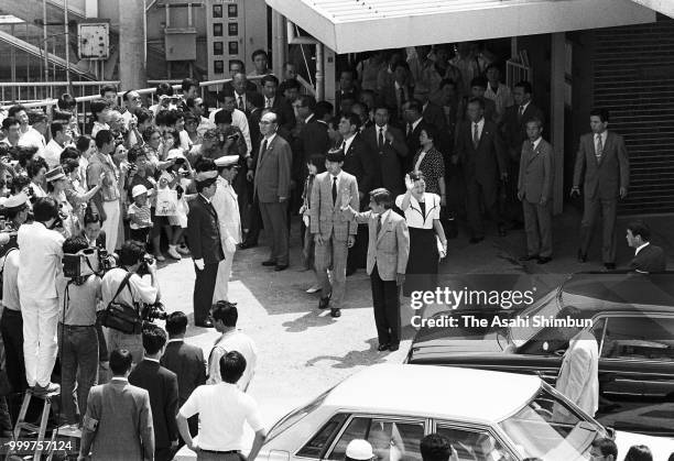 Crown Prince Akihito, Crown Princess Michiko, Prince Fumihito and Princess Sayako are seen on arrival at Karuizawa Station on August 6, 1986 in...