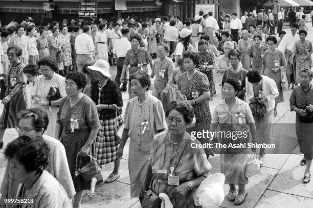 Bereaved family members visit Yasukuni Shrine on the 41st anniversary of the WWII Surrender on August 15, 1986 in Tokyo, Japan.