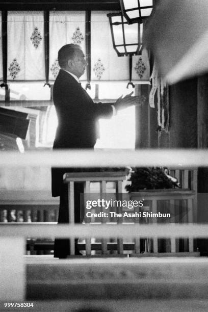 Education Minister Masayuki Fujio visits Yasukuni Shrine on the 41st anniversary of the WWII Surrender on August 15, 1986 in Tokyo, Japan.