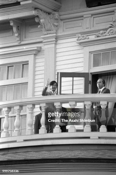 Prince Naruhito waves to well-wishers from a balcony of the Hoheikan Hall at Nakajima Park on August 18, 1986 in Sapporo, Hokkaido, Japan.