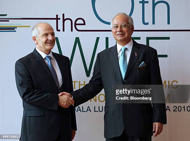 Fatmir Sejdiu, Kosovo's president, left, shakes hands with Najib Razak, Malaysia's prime minister, at the 6th World Islamic Economic Forum , in Kuala...