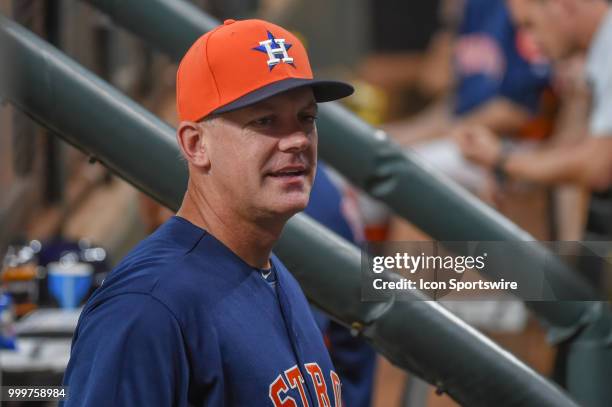 Houston Astros manager A.J. Hinch talks to members of his team before before the baseball game between the Detroit Tigers and the Houston Astros on...