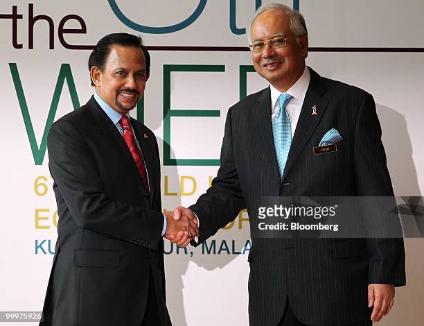 Hassanal Bolkiah, Brunei's sultan, left, shakes hands with Najib Razak, Malaysia's prime minister, at the 6th World Islamic Economic Forum , in Kuala...