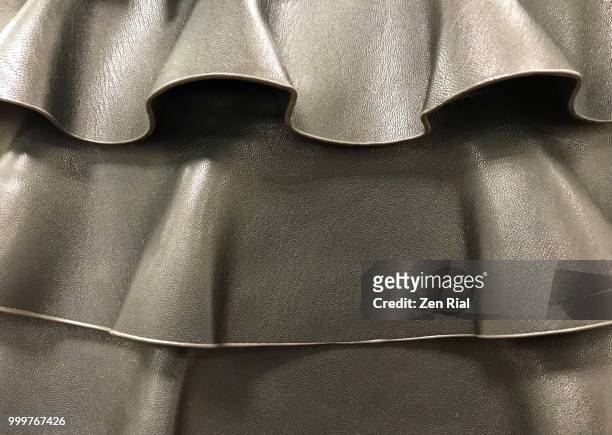 ruffled leather bag in grayish gold color - froncé photos et images de collection
