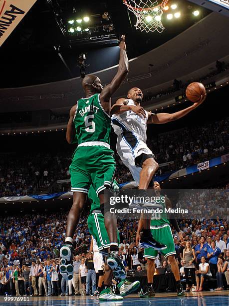 Rashard Lewis of the Orlando Magic takes the ball to the basket against Kevin Garnett of the Boston Celtics in Game Two of the Eastern Conference...