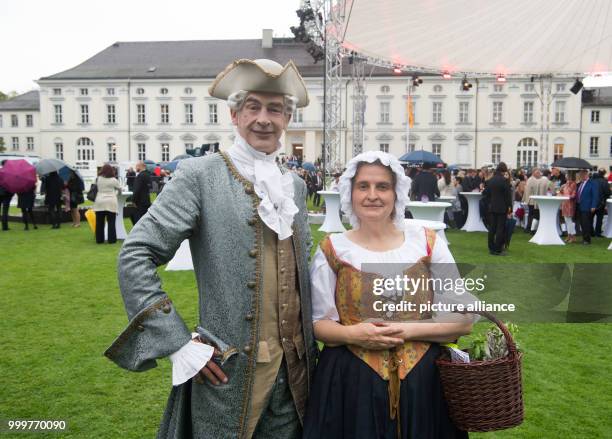 Als Lord Marschall George Keith und die Köchin von Sanssouci, Charlotte Retzloff, kostümierte Kleindarsteller flanieren am in Berlin während des...