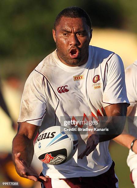 Petero Civoniceva passes the ball during the Queensland Maroons State of Origin team fans day and training session held at Stockland Park on May 19,...