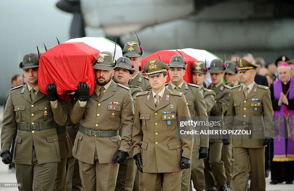 Italian Alpine troops carry the coffins