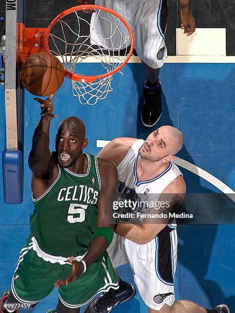 Kevin Garnett of the Boston Celtics shoots against Marcin Gortat of the Orlando Magic in Game Two of the Eastern Conference Finals during the 2010...