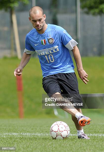 Inter Milan's Dutch midfielder Wesley Sneijder attends a training session at the Inter Milan training center in Appiano Gentile on May 18, 2010....