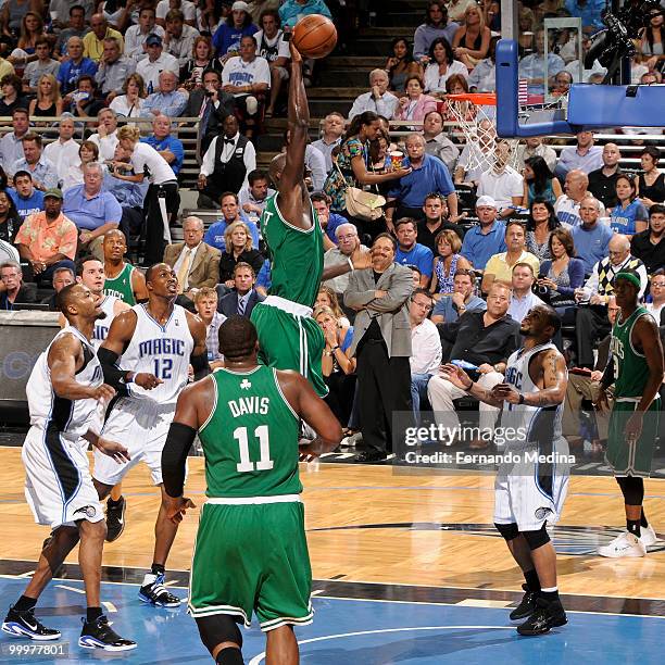 Kevin Garnett of the Boston Celtics dunks against the Orlando Magic in Game Two of the Eastern Conference Finals during the 2010 NBA Playoffs on May...