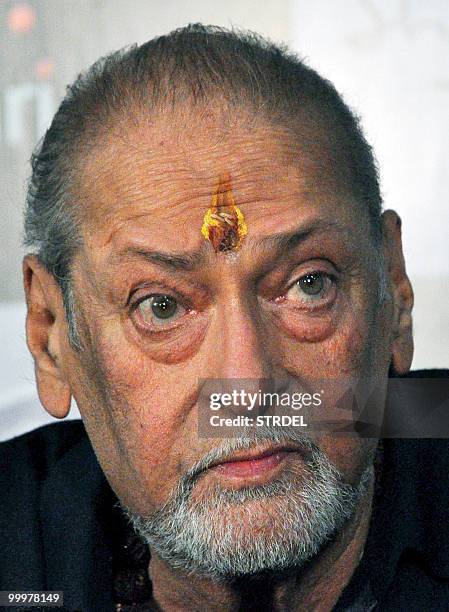 Veteran Indian Bollywood actor Shammi Kapoor gestures as he attends a launch ceremony for a DVD in Mumbai late May 18, 2010. AFP PHOTO/STR