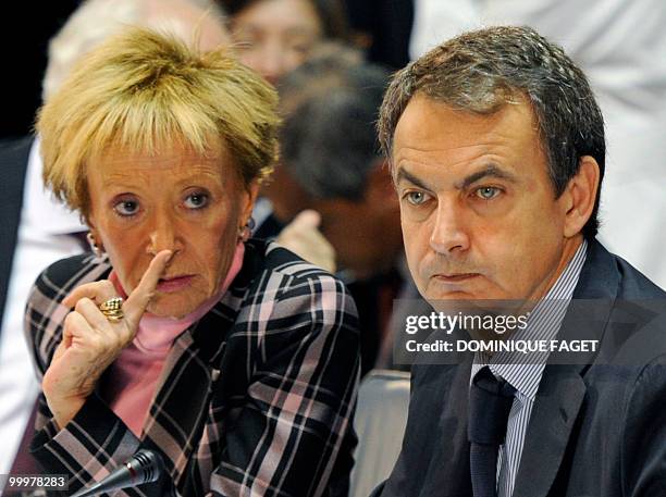 Spanish Vice-President María Teresa Fernandez de la Vega and Spain's Prime Minister Jose Luis Rodriguez Zapatero attend a meeting of the Andin...