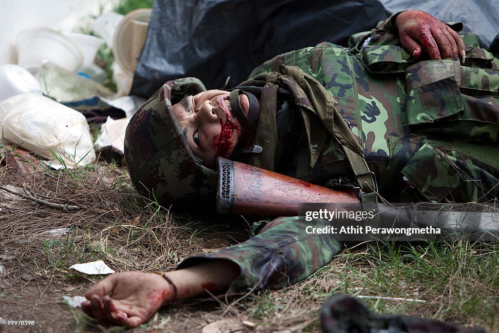 Red-shirt Leaders Surrender As Government Troops Storm Barricades