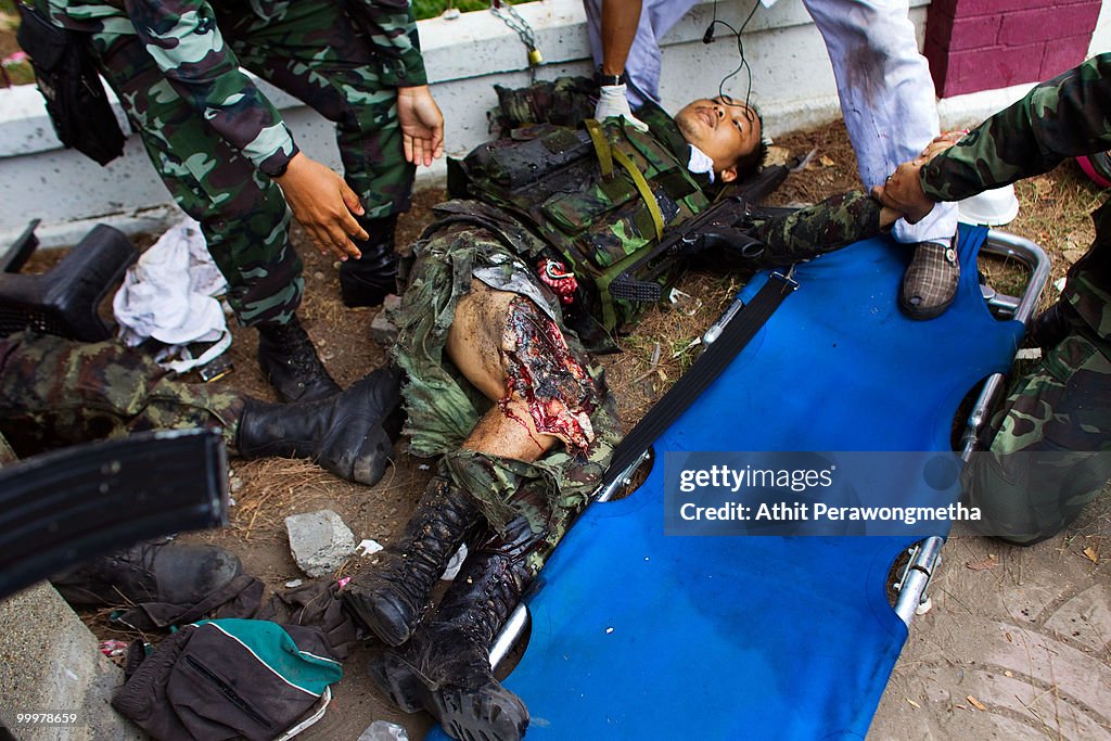 Red-shirt Leaders Surrender As Government Troops Storm Barricades