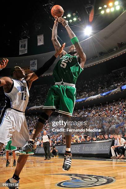 Kevin Garnett of the Boston Celtics shoots a jumper against Dwight Howard of the Orlando Magic in Game Two of the Eastern Conference Finals during...