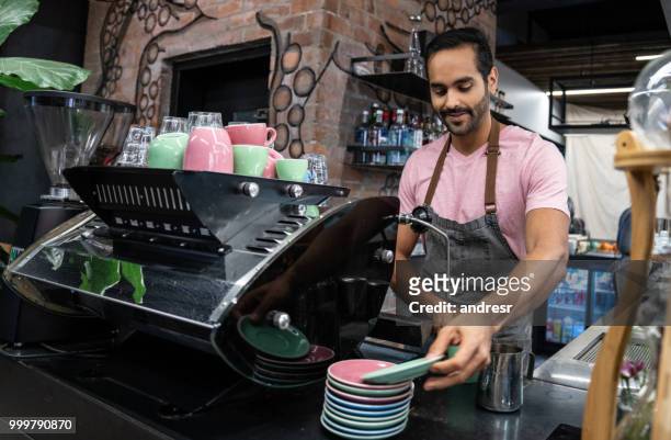barista che serve caffè in un bar - man eating at diner counter foto e immagini stock