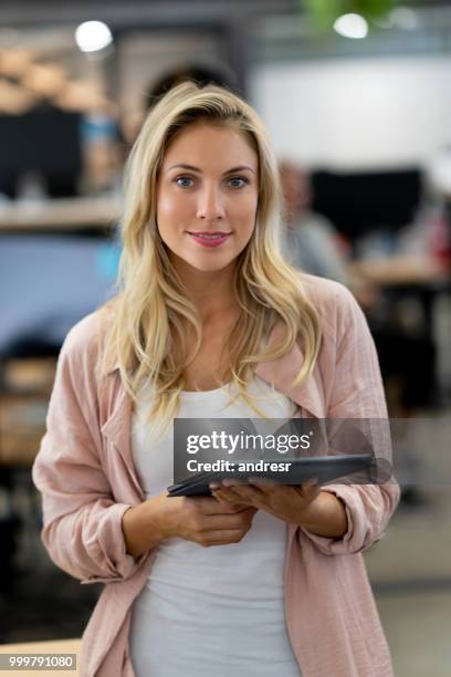 mujer de negocios en línea a trabajar en una oficina creativa - andresr fotografías e imágenes de stock