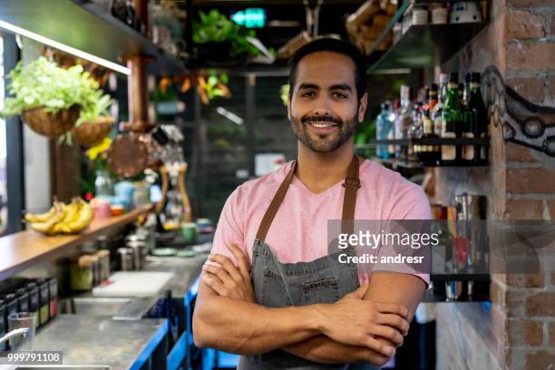barista felice che lavora in un bar - man eating at diner counter foto e immagini stock