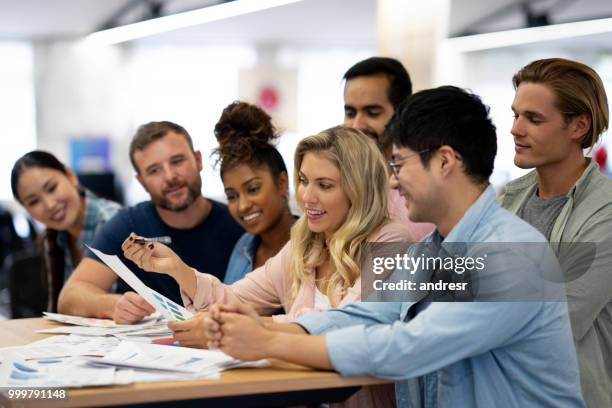 feliz grupo de personas en una reunión de negocios - andresr fotografías e imágenes de stock