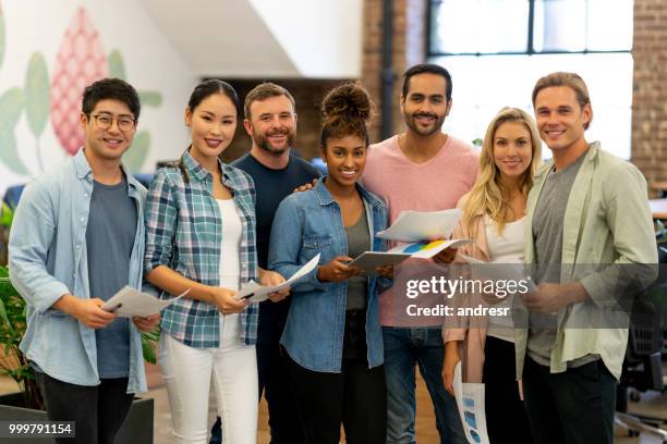 feliz grupo multiétnico de personas que trabajan en una oficina creativa - andresr fotografías e imágenes de stock