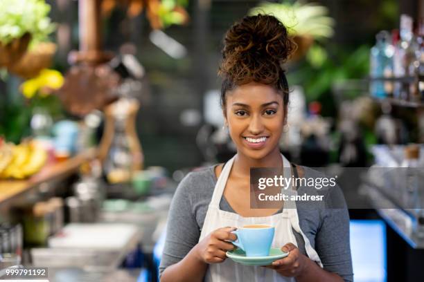 camarera que sirve una taza de café en un restaurante - andresr fotografías e imágenes de stock