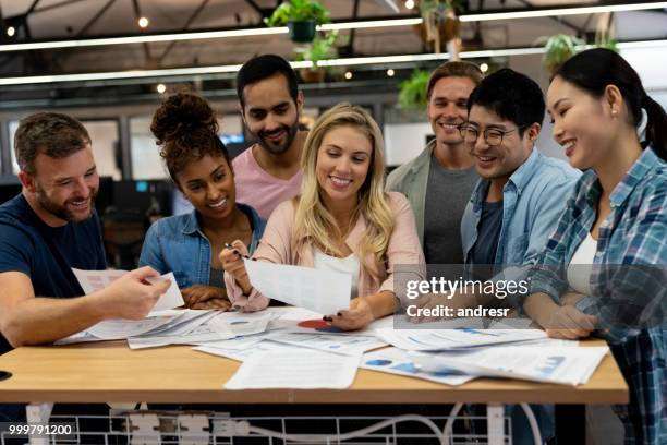 grupo de trabajadores en una reunión de negocios en una oficina creativa - andresr fotografías e imágenes de stock