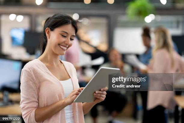 mujer feliz en línea a trabajar en una oficina creativa - andresr fotografías e imágenes de stock