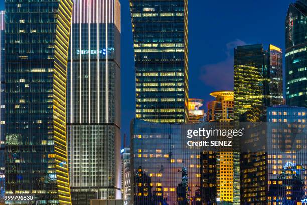 modern skyscrapers / lujiazui, shanghai, china - distrito de huangpu - fotografias e filmes do acervo