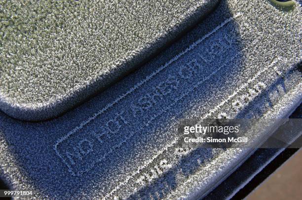 frost on the lid of a plastic garbage bin - chilly bin stockfoto's en -beelden