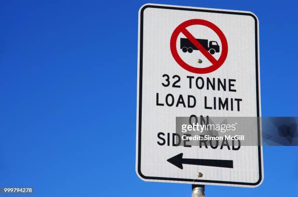 'no trucks: 32 tonne load limit on side road' sign - australian capital territory 個照片及圖片檔