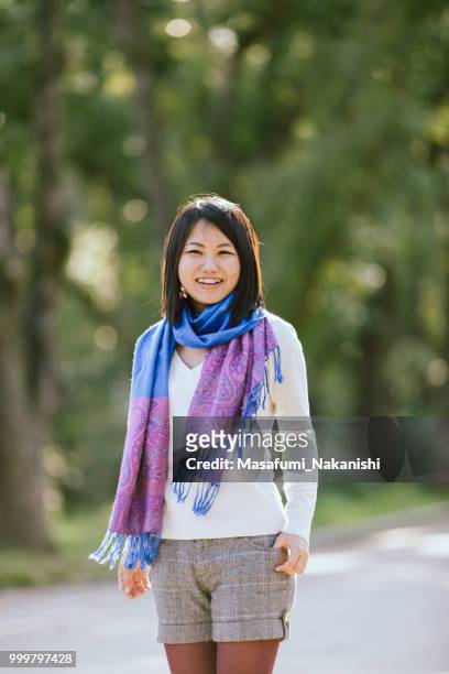 retrato de una mujer sana de asiática en el parque - masafumi nakanishi fotografías e imágenes de stock