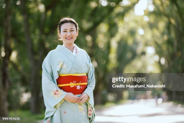 retrato de una mujer asiática con un kimono en el parque - masafumi nakanishi fotografías e imágenes de stock