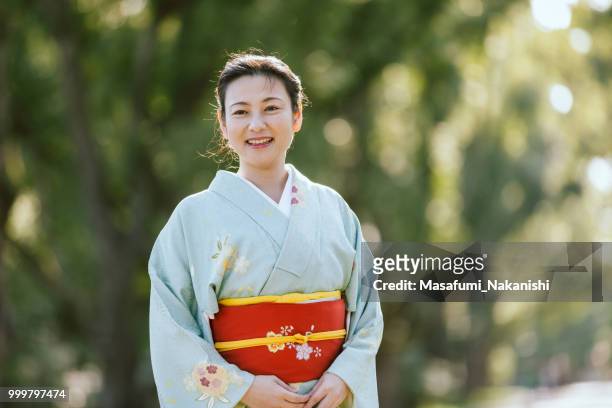 retrato de una mujer asiática con un kimono en el parque - masafumi nakanishi fotografías e imágenes de stock