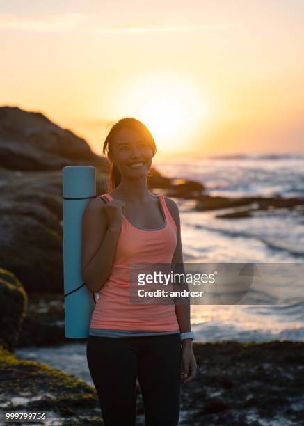 feliz mujer haciendo yoga al aire libre y disfrutar de la salida del sol en la playa - andresr fotografías e imágenes de stock