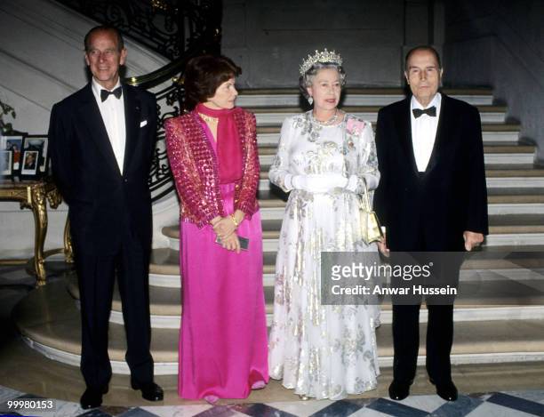 Queen Elizabeth ll and Prince Philip, Duke of Edinburgh attend a State Banquet in Paris with President and Madame Mitterand on June 10, 1992 in...