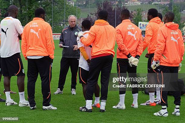 Ivory Coast team coach Swedish Sven Goran Eriksson speaks to his players during a practice session on May 19, 2010 in Montreux ahead of the FIFA...