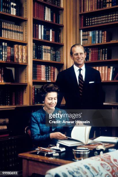 Queen Elizabeth ll and Prince Philip, Duke of Edinburgh relax whilst on holiday on September 26, 1976 in Balmoral, Scotland. *** Queen Elizabeth...
