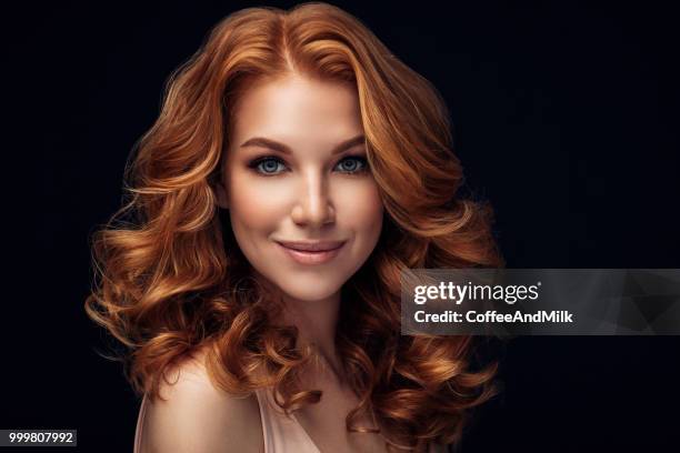 mujer de pelo roja - glamour fotografías e imágenes de stock